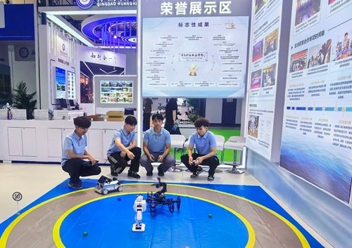 副厅长李鹏到展区参观指导